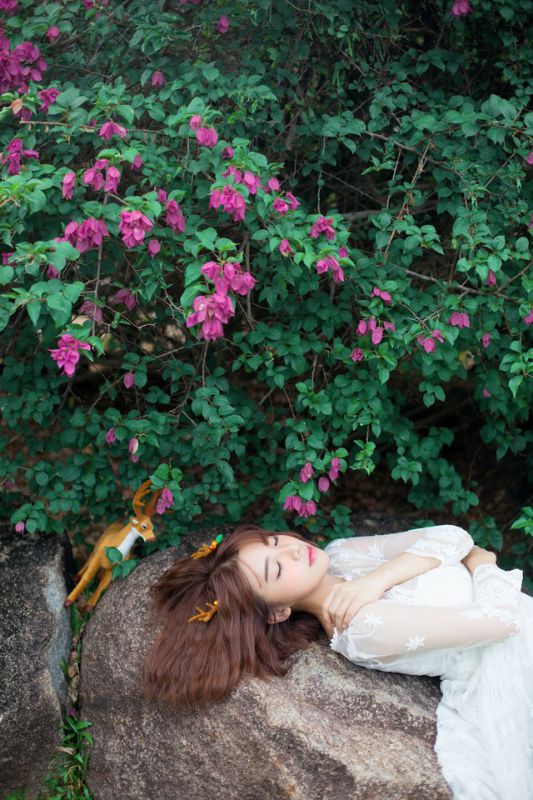 唯美森系美女花丛清纯写真