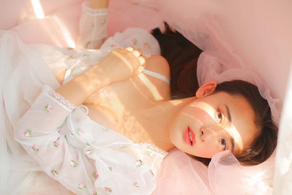 大奶美女模特蕾丝吊带白纱长裙销魂诱惑写真