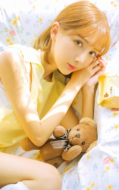 混血金发美少女白丝美腿诱人床照私房冷艳写真