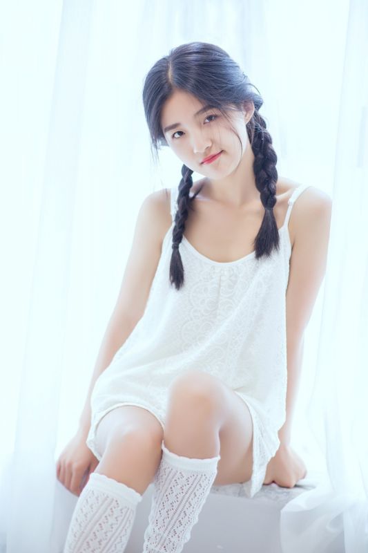 麻花辫少女天真无邪白嫩酥胸丰韵写真