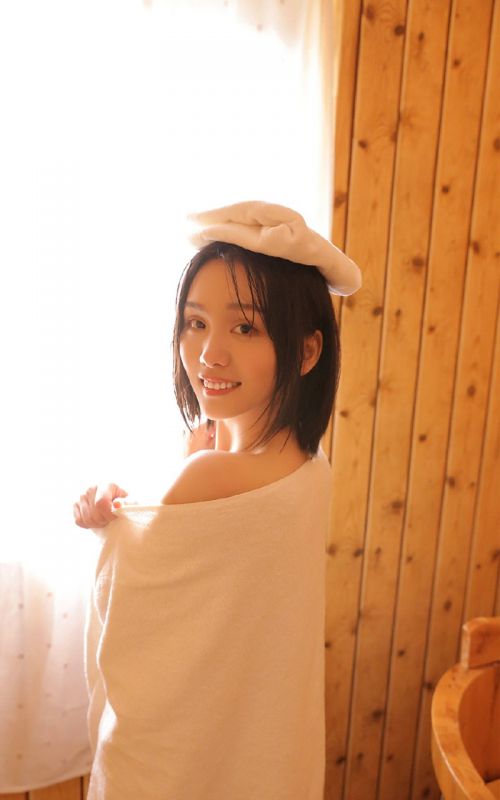 洗澡美女真空裹胸丰满美乳雪肌性感撩人写真