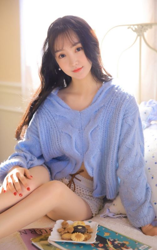 露香肩长发美女诱人白嫩身材内衣泄漏床照宅福利写真