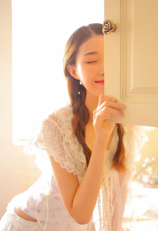 阳光美女清纯丰满内衣私房惹火身材玉足美腿写真