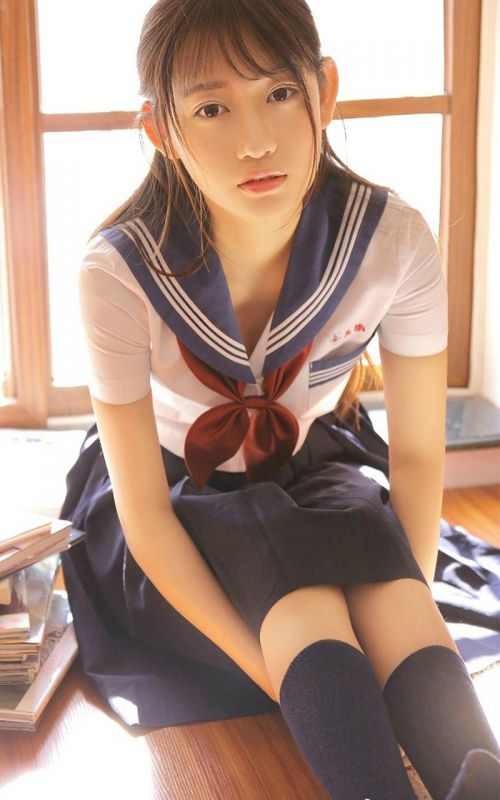校花美女性感学生妹户外穿着制服裙子在野战公车写真