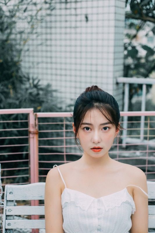 白嫩少妇深v爆乳床上妖娆风骚诱惑性感写真图片