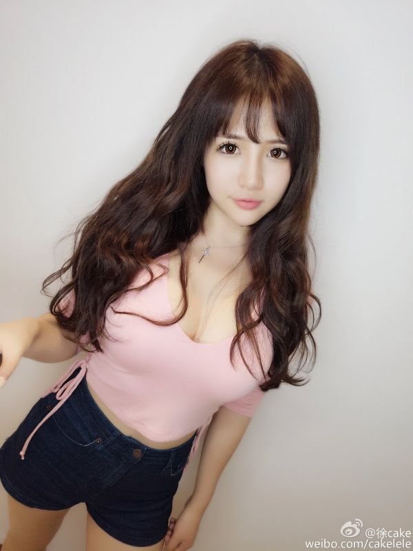 90后人气美女徐cake微博展会美照图片