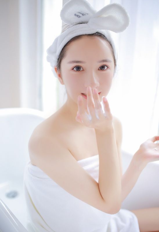 裹浴袍洗澡萝莉水灵白嫩美腿清纯写真