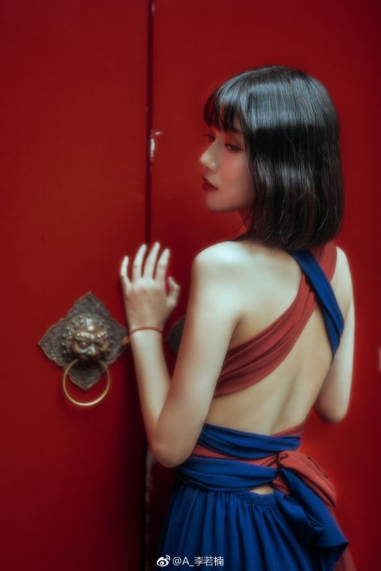 漂亮御姐香肩丰腴抚媚姿势性感冷艳美人图片