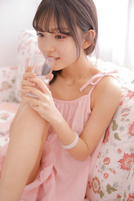 闺蜜室内自拍清纯可爱女孩笑容写真