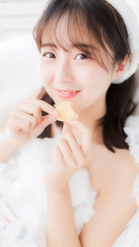 白嫩尤物么妹浴缸泡泡湿身大胆裸体艺术写真