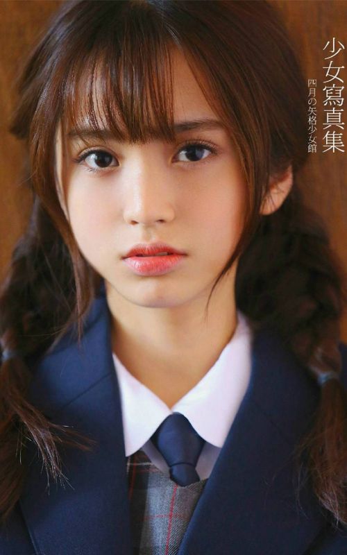 校花美女性感学生妹户外穿着制服裙子在野战公车写真