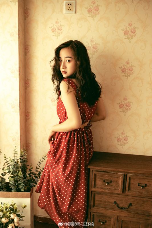 端庄美女庄哲琦红裙惹火美腿玉足性感明星写真