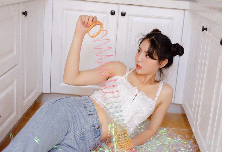 火辣丸子头少女室内牛仔裤内衣写真图片