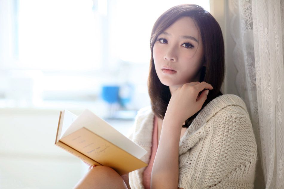 邻家女孩赵子惠室内迷人写真