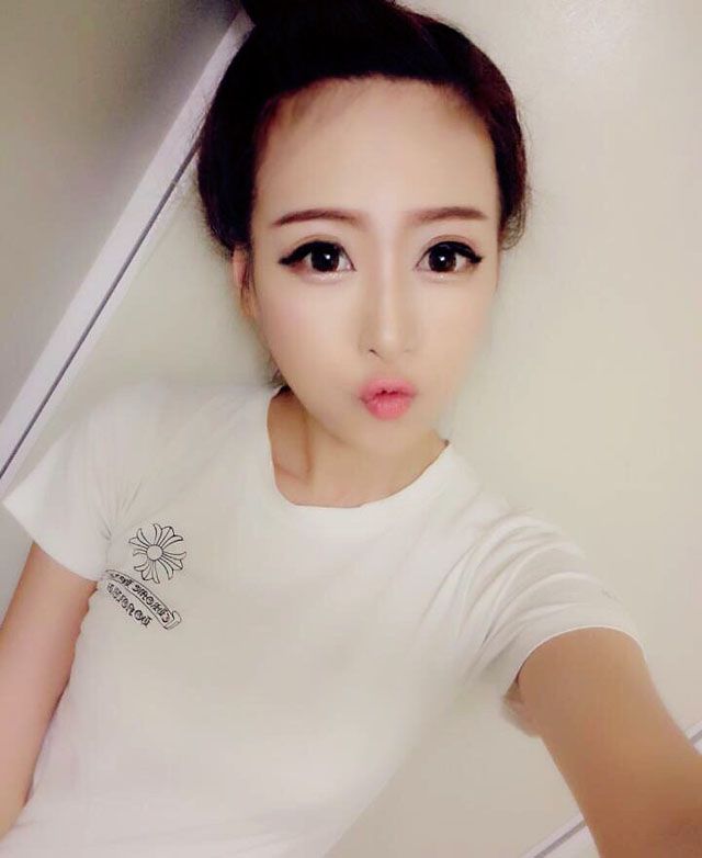 王曼妮可爱卖萌自拍照
