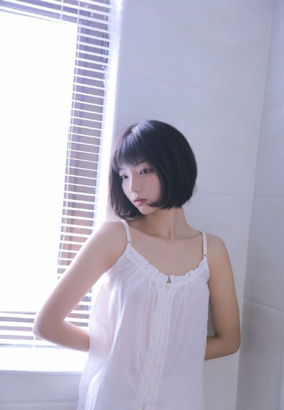 日本美女吊带短发情趣诱惑性感写真