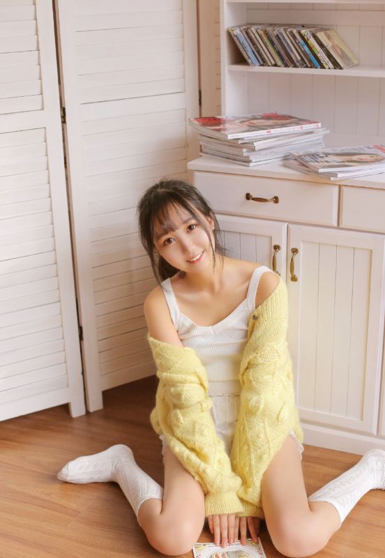 邻家爱吃薯片女孩马尾辫可爱小清新写真图片