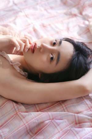 单马尾白嫩少女酥胸丰韵身材性感火辣写真