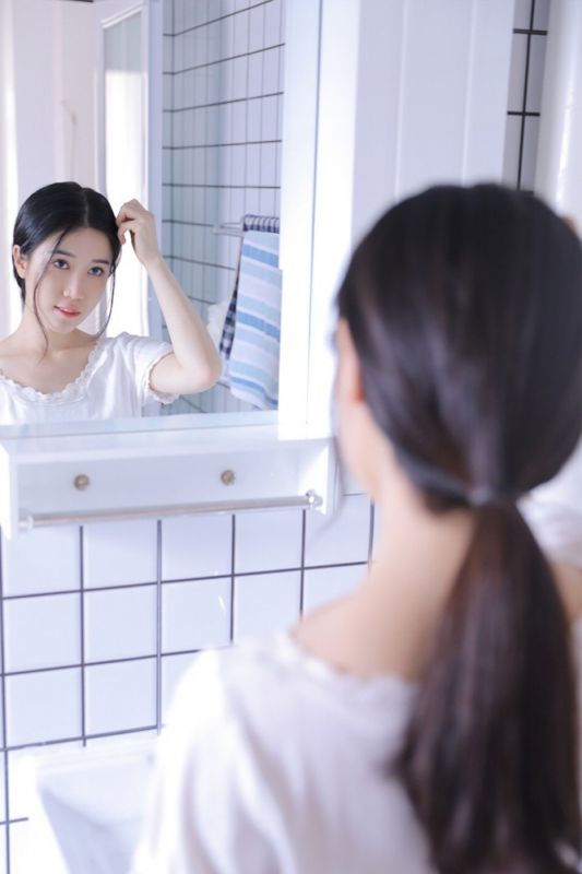萝莉少女私房洁白睡裙小清新美女写真