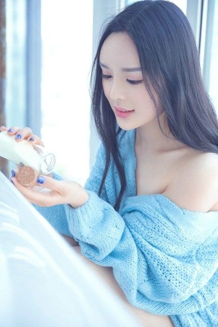 长发美女私房真空毛衣情趣诱惑性感裸体艺术写真