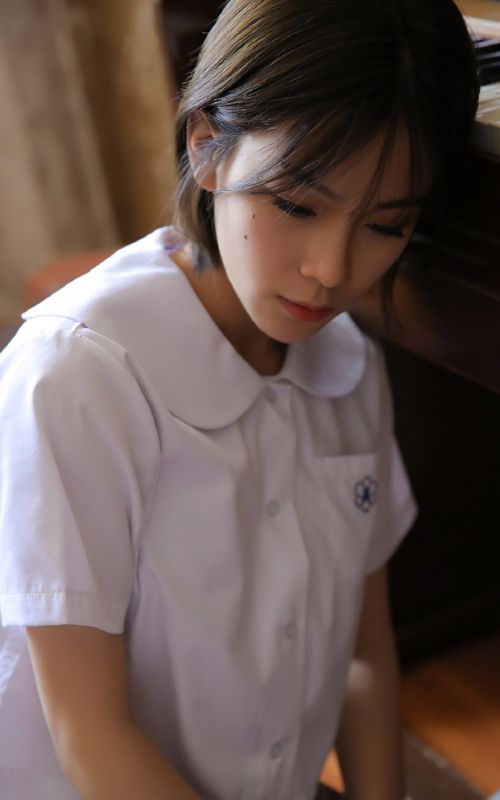 日本少女钢琴室白嫩素颜氧气空灵写真