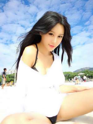 性感宝贝樊玲沙滩比基尼爆乳写照