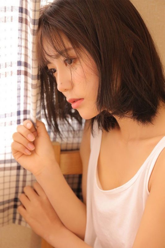 素人美女御姐吊带真空背心长腿妖娆写真