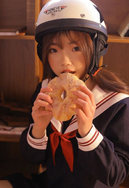 日系校园美女水手制服养眼火辣吸晴美腿写真