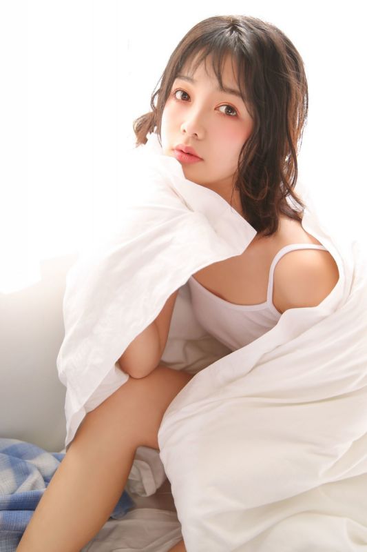 短发美女床上吊带背心诱人妖娆眼神火辣长腿写真图片