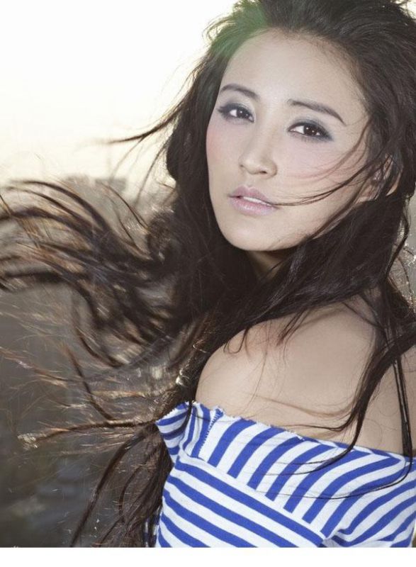 张歆艺性感写真尽显小女人风情