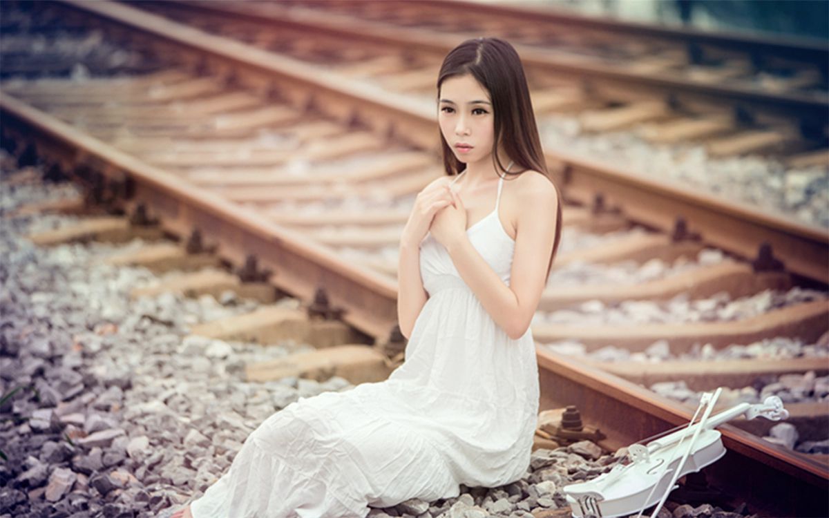 80后美女户外白裙迷人写真