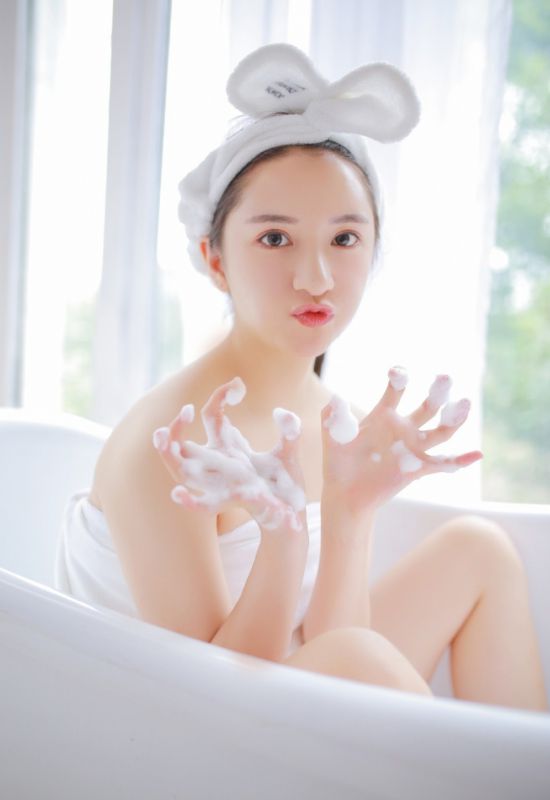 裹浴袍洗澡萝莉水灵白嫩美腿清纯写真