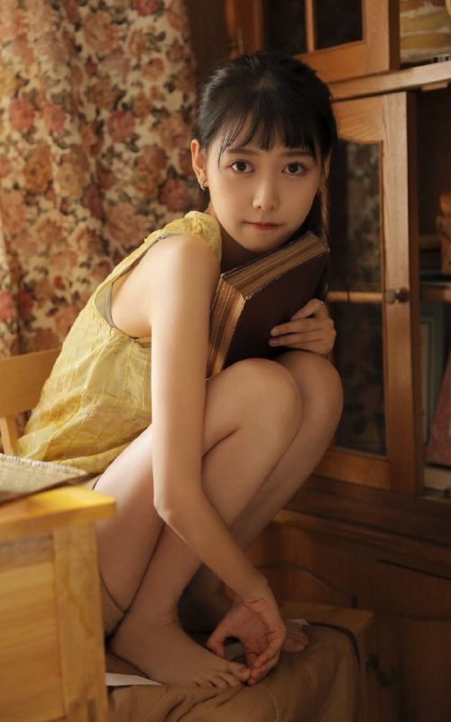 复古名媛气质美女居家清纯养眼内衣香艳诱人写真