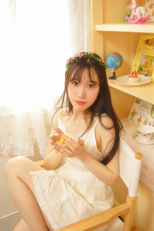 花圈女神情趣吊带睡衣性感酥胸诱惑写真图片
