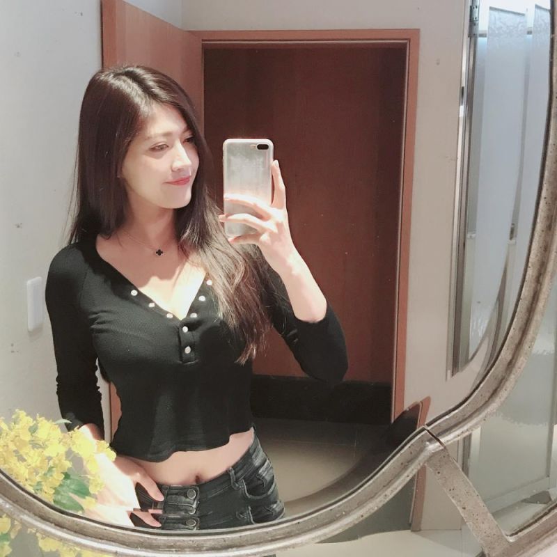 台湾成熟辣妹翘臀惹火爆乳深沟自拍生活照图片