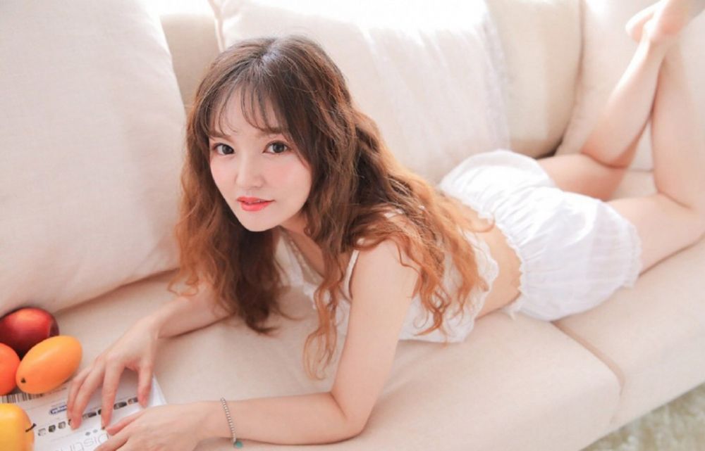甜美女孩短裙白皙嫩肤诱惑写真图片