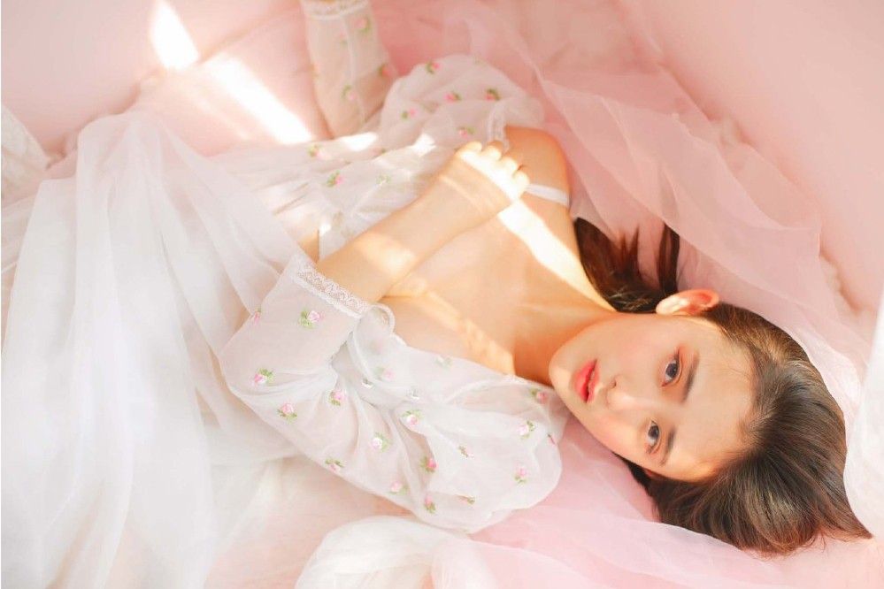 大奶美女模特蕾丝吊带白纱长裙销魂诱惑写真