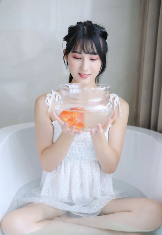 元气少女洗澡湿身惹火姿态风骚写真图片