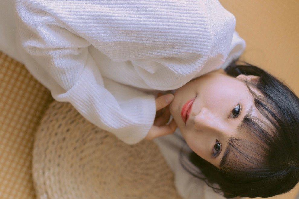 90后少女真空无内惹火惊艳甜美女孩写真