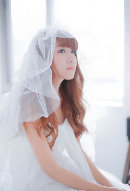 清新美女室内唯美写真图片