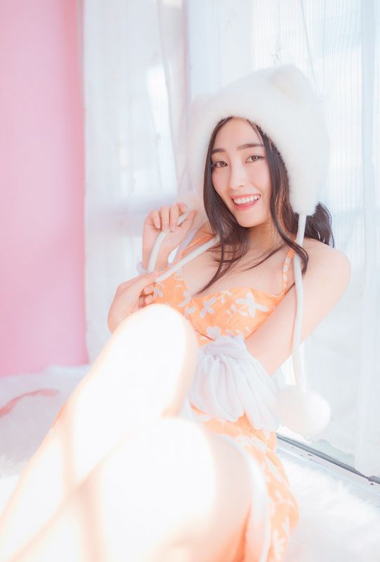 酥胸素人美少女白嫩惹火曲线性感写真