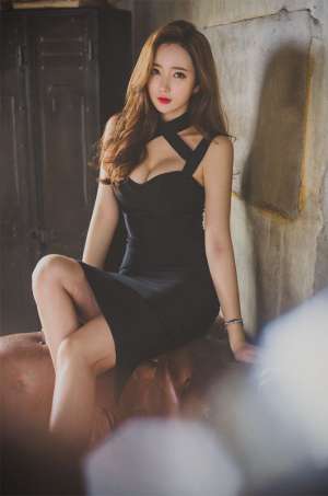 韩国美女长腿高跟火辣包臀爆乳深沟写真