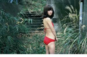日本美女逢泽莉娜户外比基尼诱惑写照