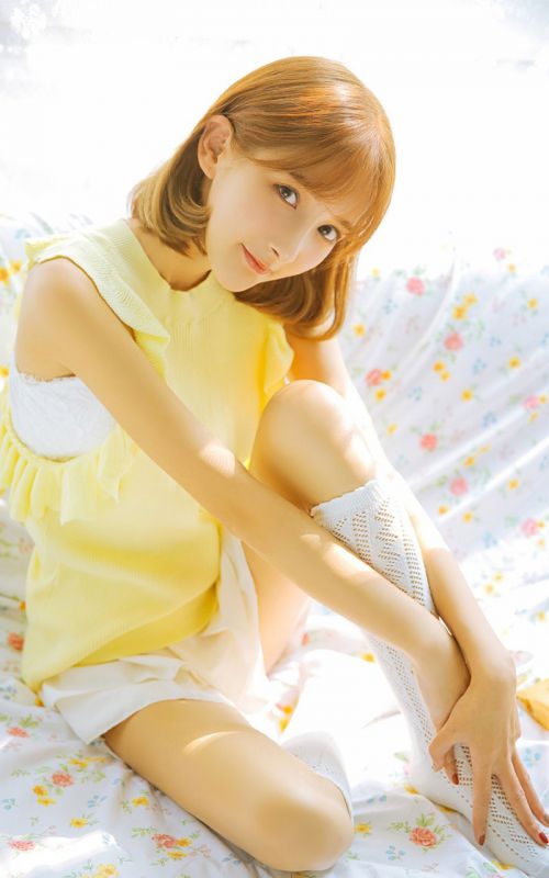 混血金发美少女白丝美腿诱人床照私房冷艳写真