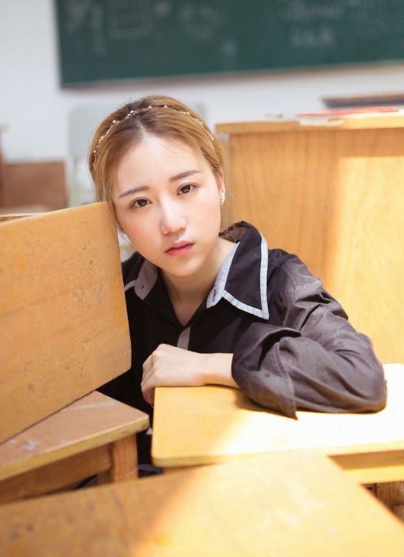校园性感学生妹美女教室风骚妖娆美腿玉足诱惑写真