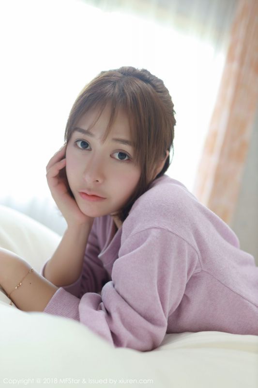 蕾丝内裤丰满美女大乳头凸点肥臀美腿床上写真