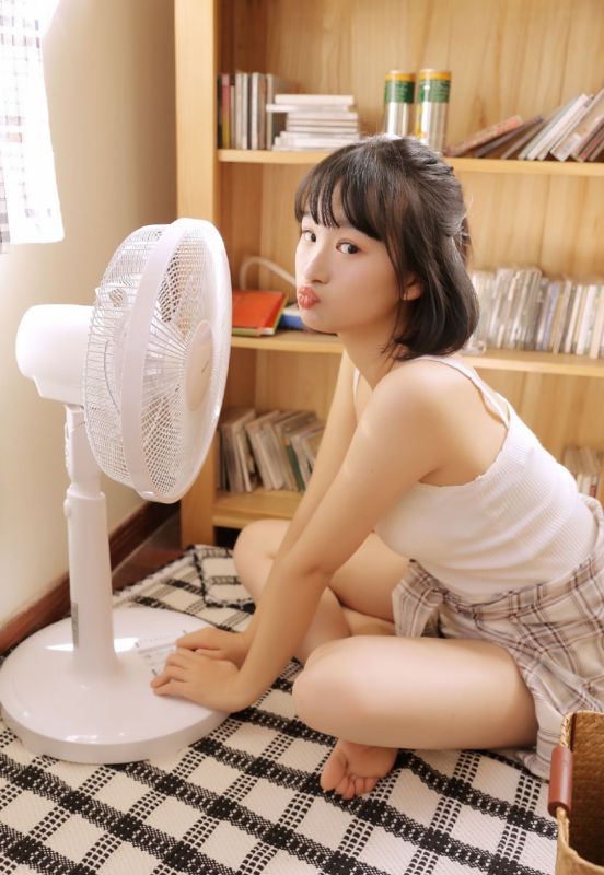 吊带内衣美女模特娇嫩玉体香艳美腿大胆私房写真