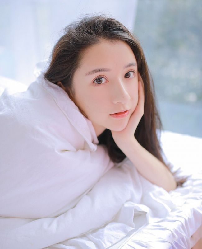裹浴袍洗澡萝莉水灵白嫩美腿清纯写真