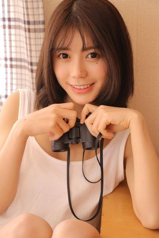 素人美女御姐吊带真空背心长腿妖娆写真