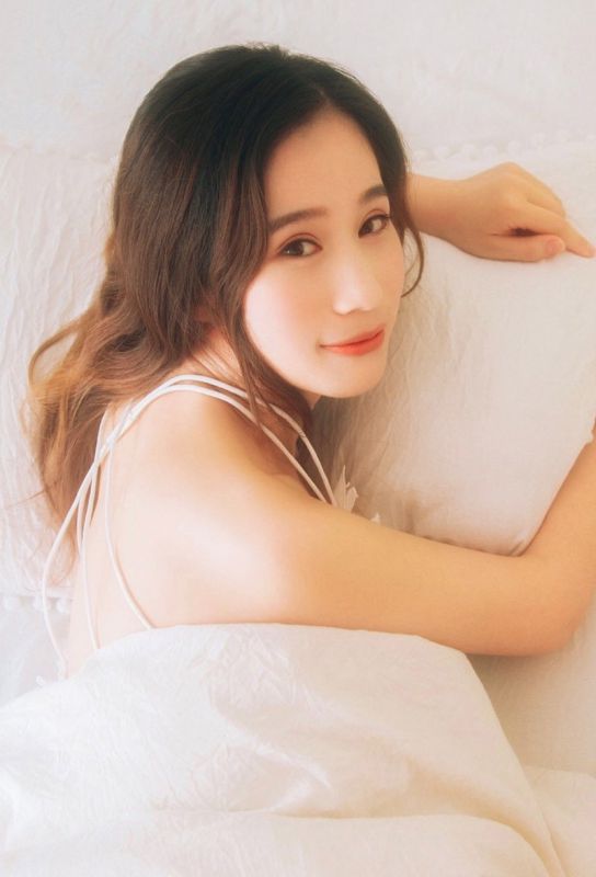 新娘白纱长裙洞房床上有模有样诱惑写真